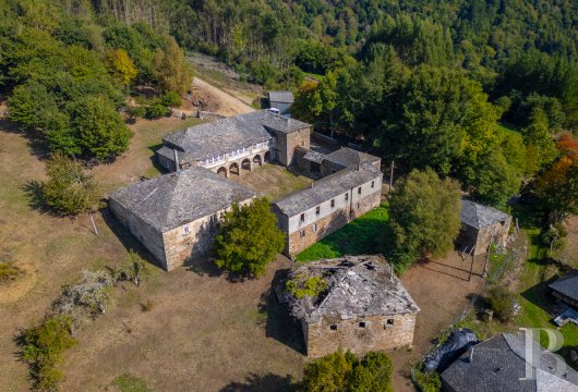 In Fonsagrada, a stone architectural complex with a chapel and caretaker's house on nearly 1.7 hectares