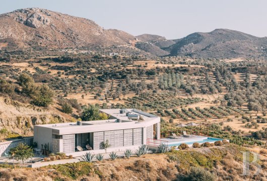 In Sivas, a villa with a swimming pool on 6,000 m² of land planted with olive trees and vines.