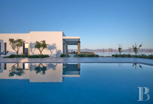 In Paros, in the north-east of the island, a seaside villa of approximately 575 m² 