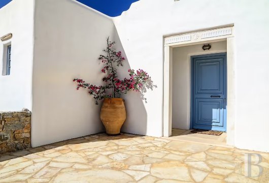 Above Kolymbithres, a 133 m² Cycladic house with a separate studio on 2,800 m² of land