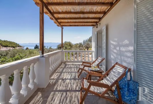 In Spetses, in the Agioi Anargyroi district, a villa with views of the sea and a pine forest