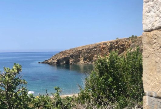 Between Gerolimenas and Vathia, in the Magne region, a stone house in need of renovation, with direct access to ...
