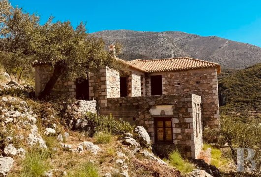 In the Mani region of the Peloponnese, an 188 m² house in need of renovation on a 1,030 m² lot with a view of ...