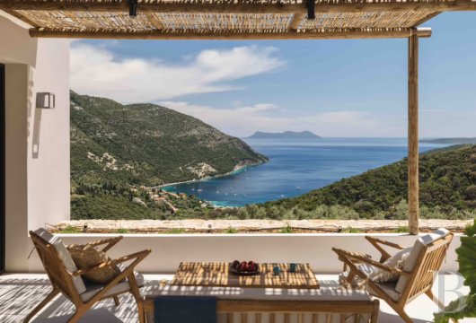 In Mikros Gialos, a villa with a swimming pool on 4,112 m² of land, panoramic views of the bay and mountains