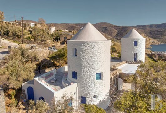 Near the beaches of Skiathos, a contemporary 351 m² villa with a swimming pool in a garden of maritime pines