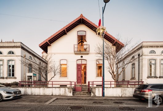 In Luso, in the Bairrada region, a former 19th-century post office converted into a house of around 240 m²