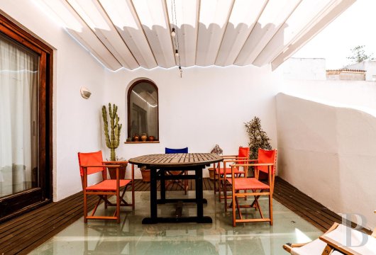 In the heart of Ciutadella's old town, an apartment overlooking the gardens of a palace