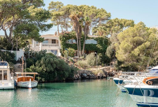 In Cala d'en Busquets, Ciutadella, two seaside townhouses of approximately 234 m² in need of renovation, with ...