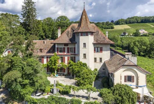 In Cottens, a castle rebuilt in 1727 on medieval foundations