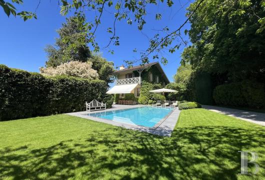 On the left bank of Lake Geneva, in the canton of Geneva, a charming property of approximately 350 m² just a few ...