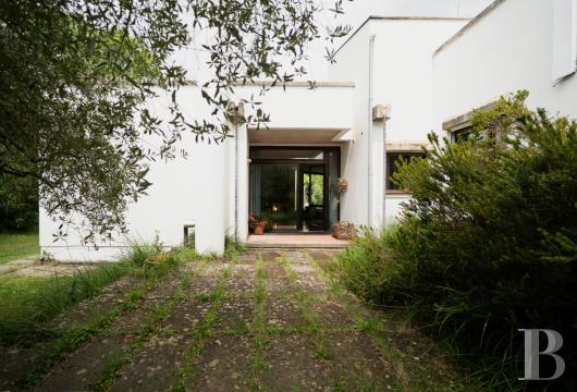 In Perugia, a villa built in 1978, a masterpiece of Italian radical architecture, set on approximately 3,400 m² ...