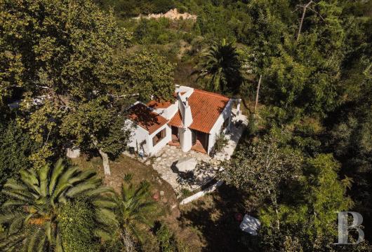 On the south bank of the Tagus, overlooking the beaches of Caparica, a characterful house, its outbuildings and ...