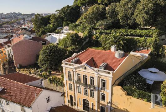 In Lisbon, on the hillside of São Jorge Castle, a 19th-century townhouse with some 588 m² of terraced gardens ...
