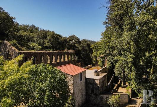 Near Tomar, on the banks of the Nabão, a 19th-century estate covering some 14 hectares, with an approved rural ...