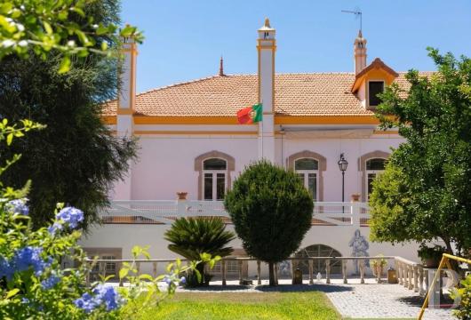 In the Alto Alentejo, in Crato, a palace dating from 1905, its cloister and a courtyard covering some 600 m²