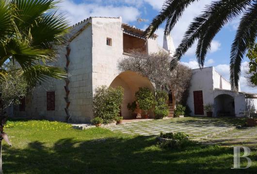 In Menorca, in the countryside around Ciutadella, a vaulted house, its stables, its bread oven and some 7.7 hectares ...