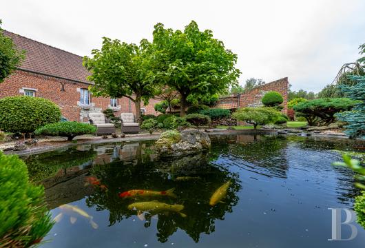 In Hainaut, in Casteau, a former farmhouse dating from the late 17th century, with its barn and Japanese garden