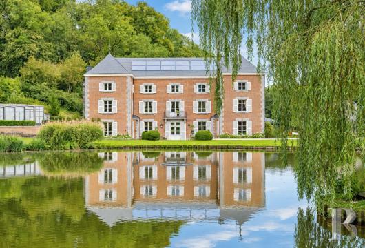 In the Liège Condroz, in Nandrin, a château, its guest house, its grounds and its pond, covering some 5.5 hectares